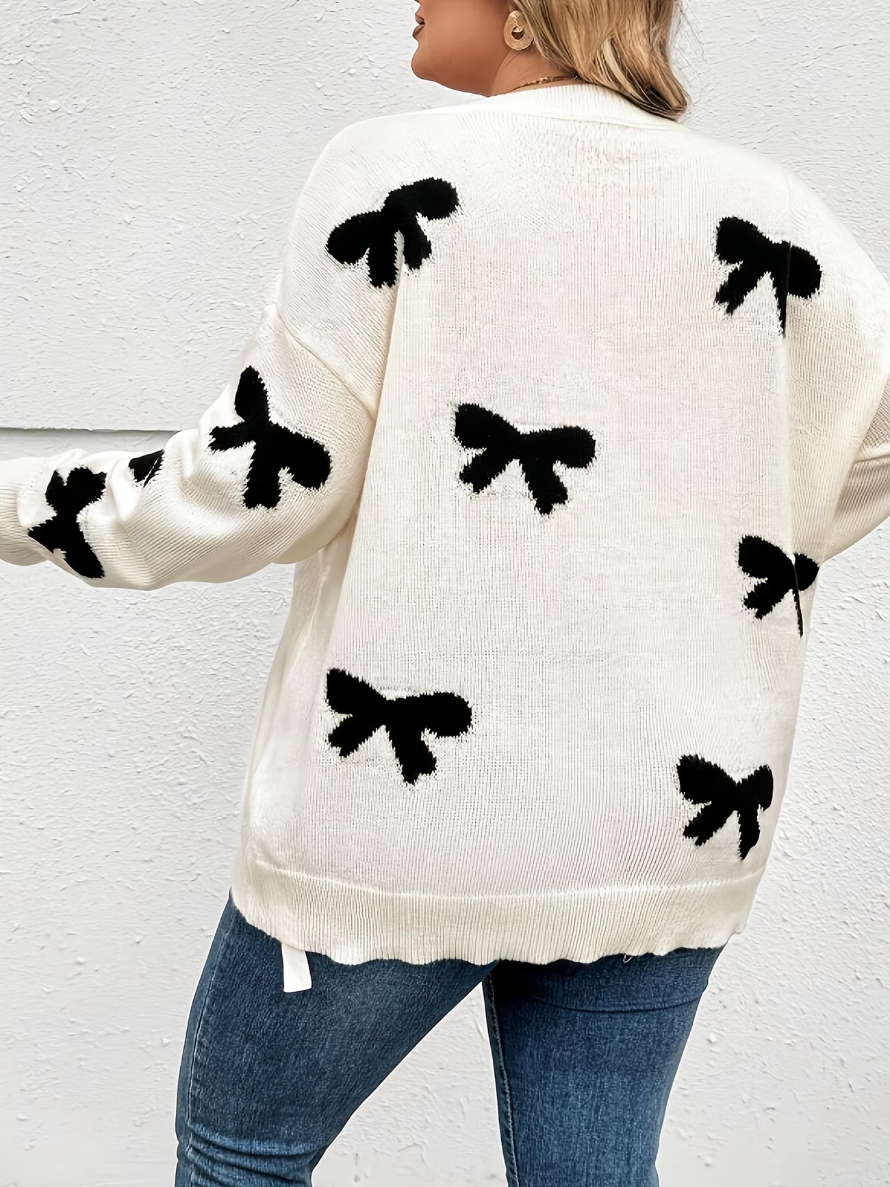Plus Size White Pullover with Bow Jacquard