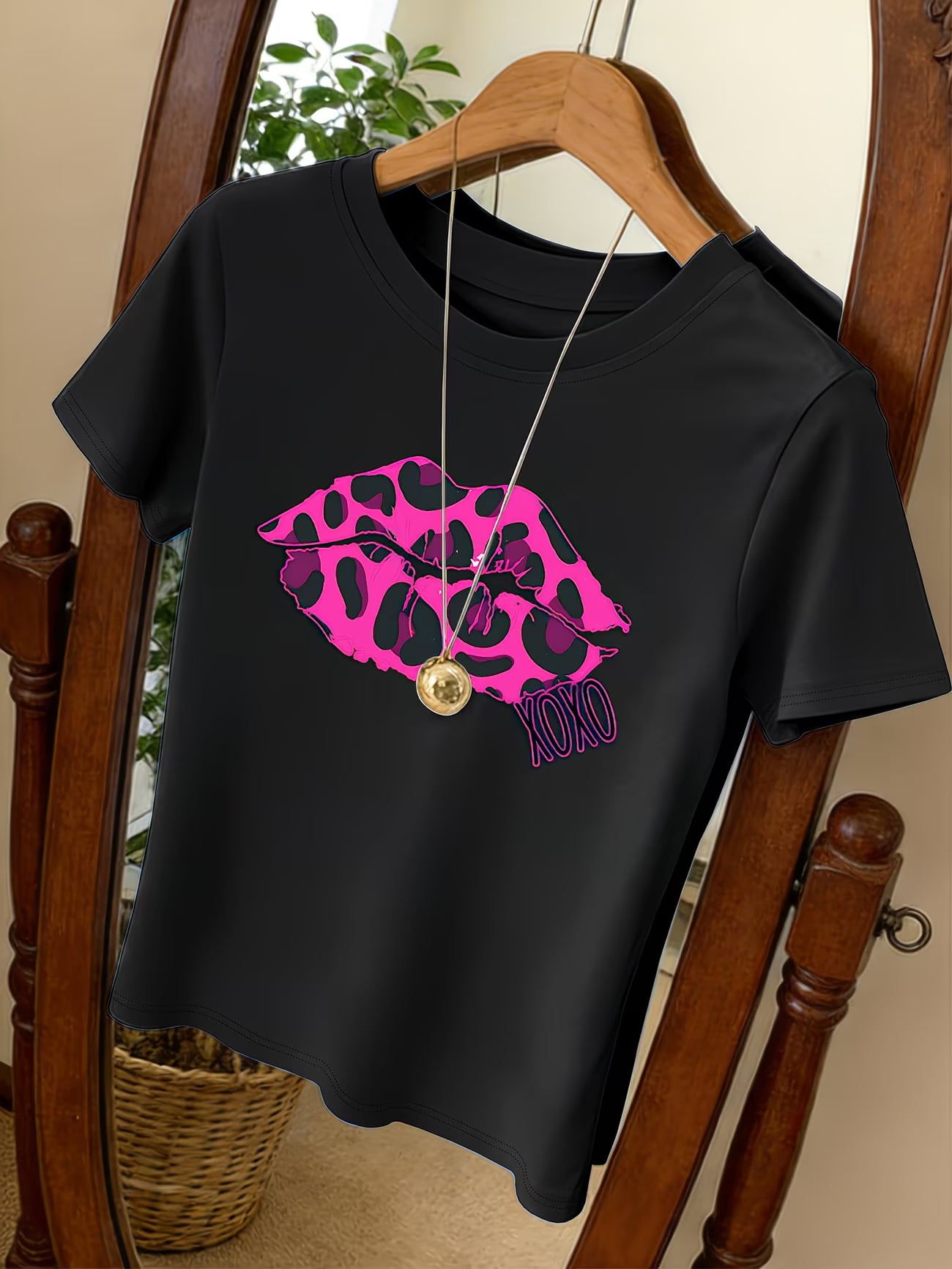 Women'S Round Neck T-Shirt with Leopard Print And Red Lips XOXO Graphic