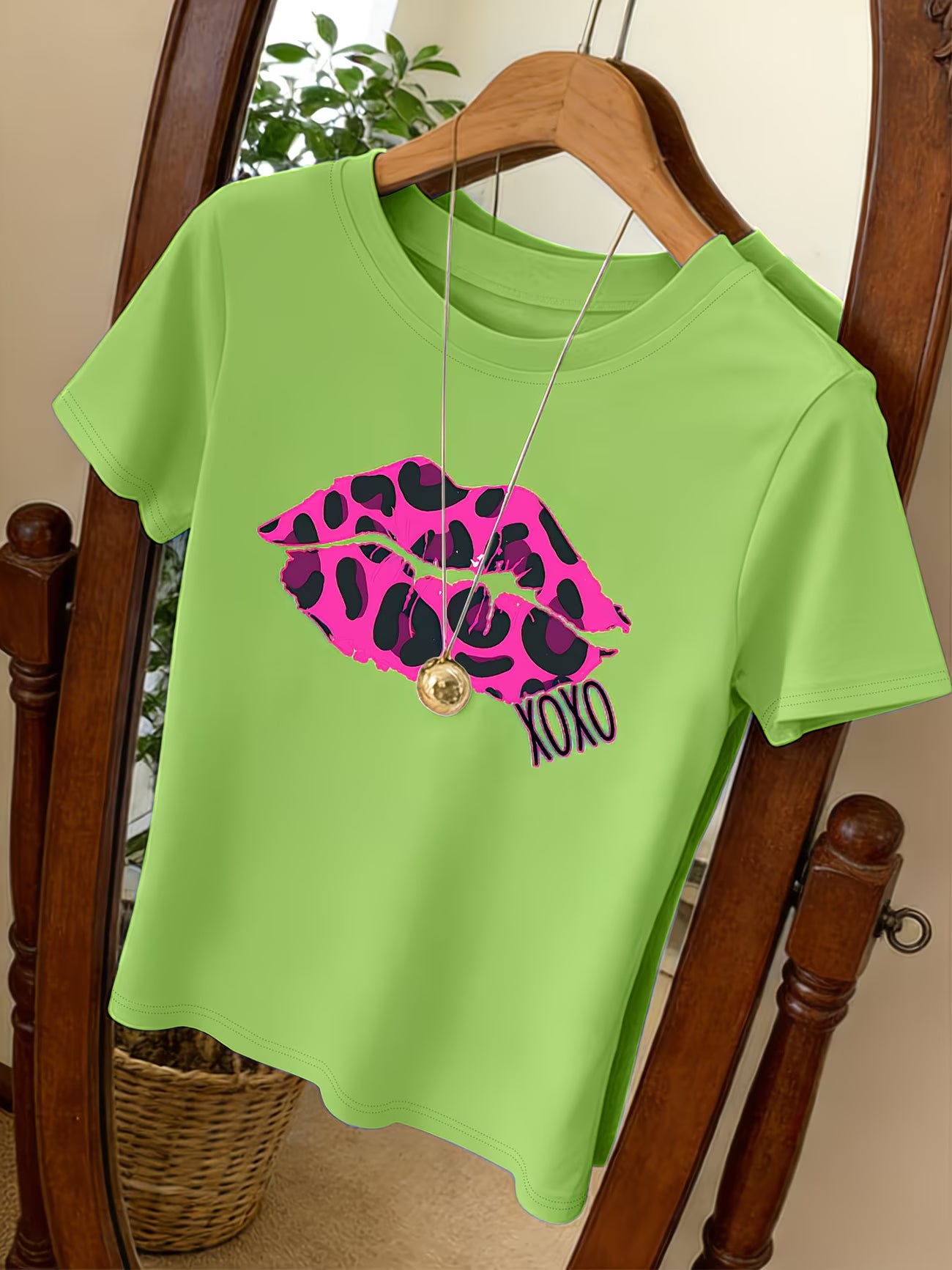 Women'S Round Neck T-Shirt with Leopard Print And Red Lips XOXO Graphic