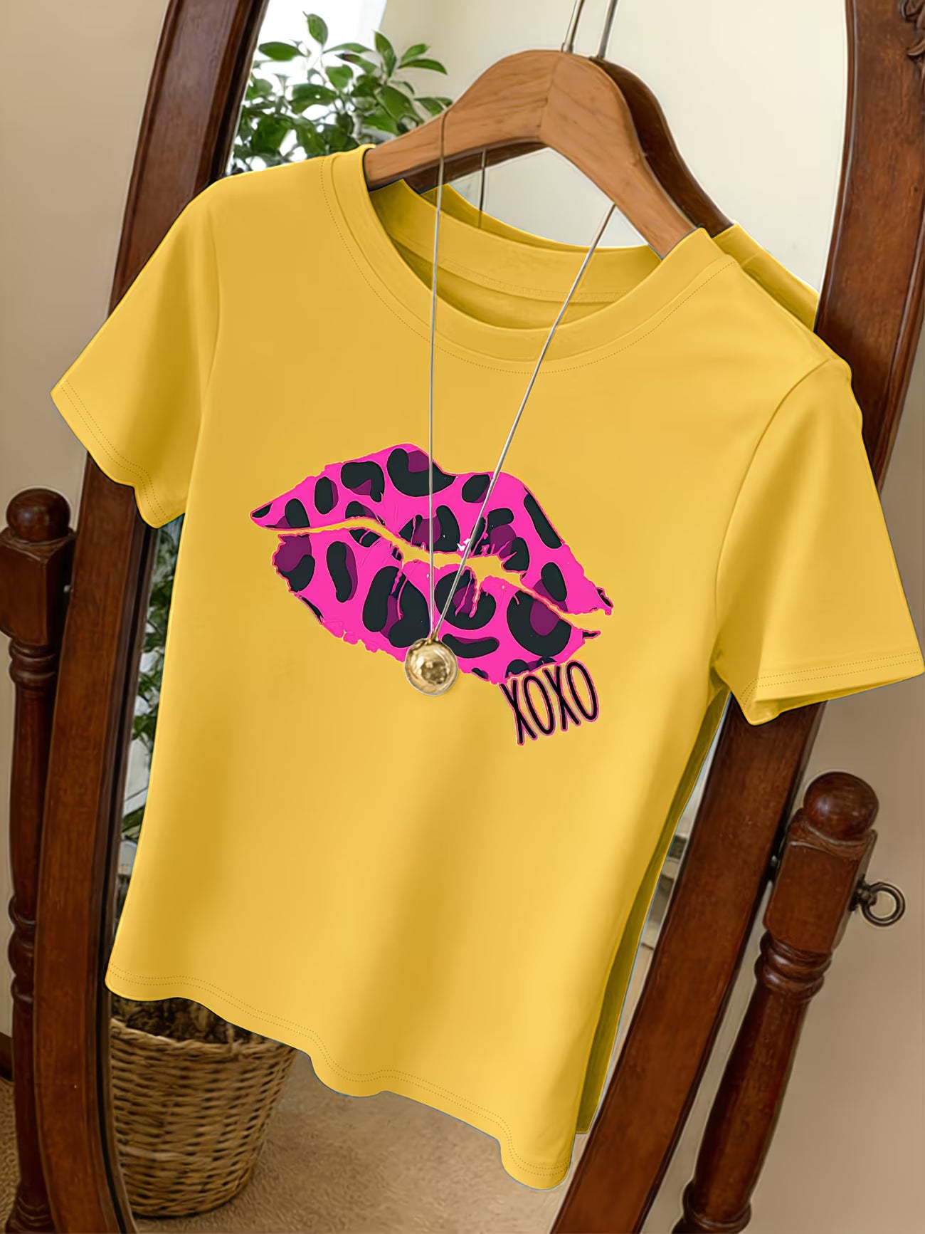 Women'S Round Neck T-Shirt with Leopard Print And Red Lips XOXO Graphic