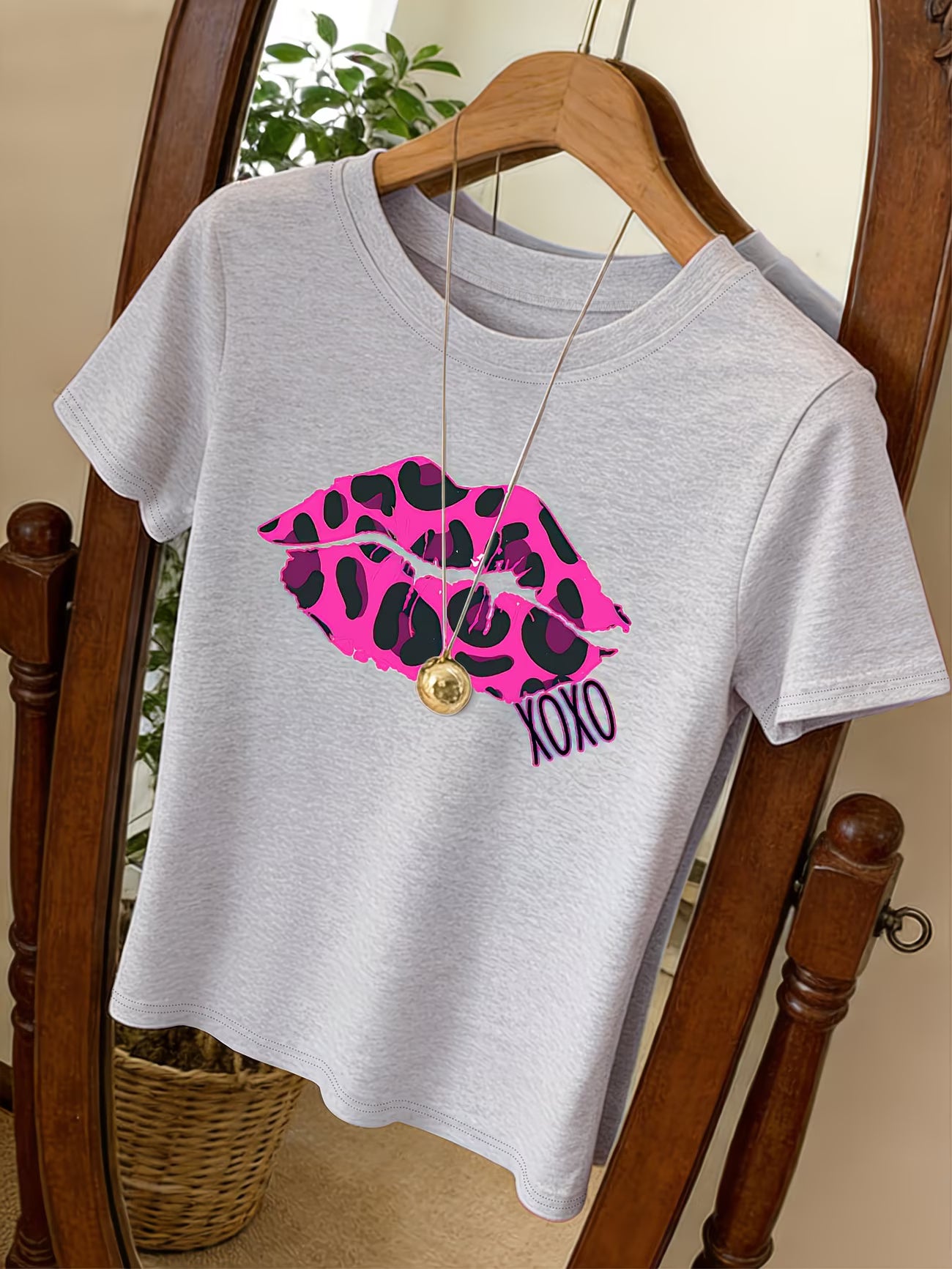 Women'S Round Neck T-Shirt with Leopard Print And Red Lips XOXO Graphic
