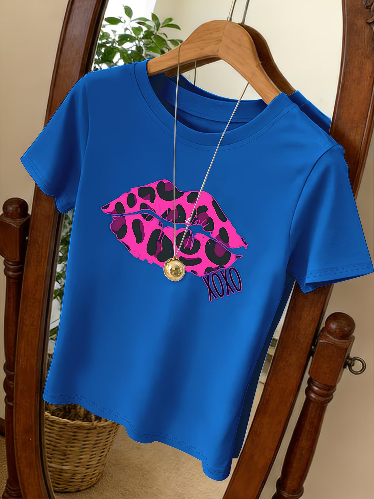 Women'S Round Neck T-Shirt with Leopard Print And Red Lips XOXO Graphic