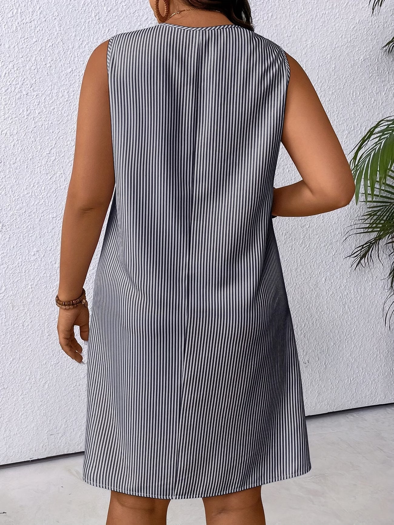 Plus Size Random Stripe Print V-Neck Sleeveless Top