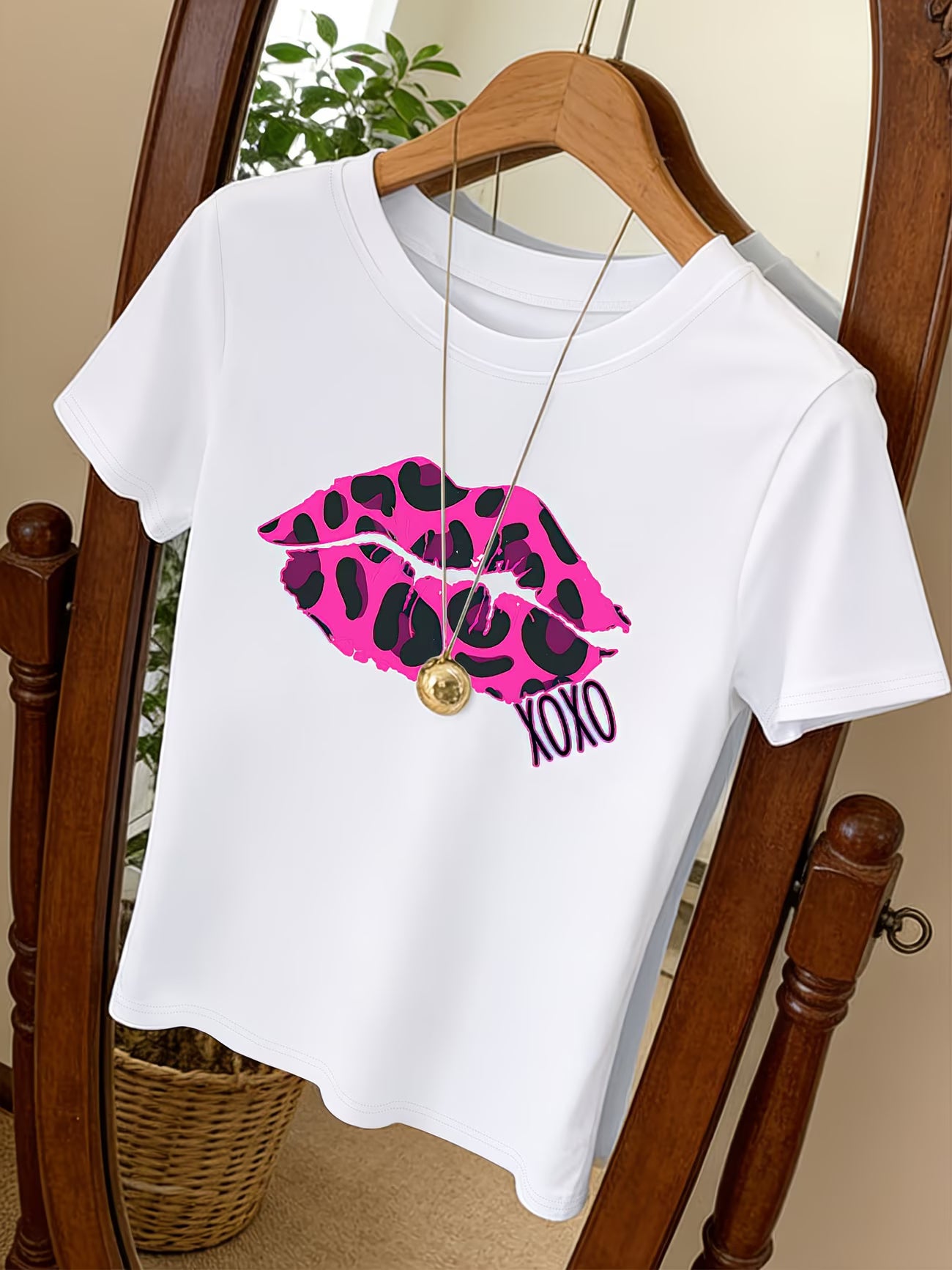 Women'S Round Neck T-Shirt with Leopard Print And Red Lips XOXO Graphic