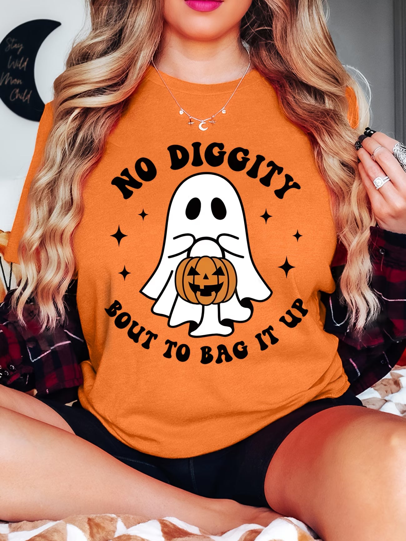 Halloween Ghost Carrying a Pumpkin T-Shirt – Short Sleeve Round Neck